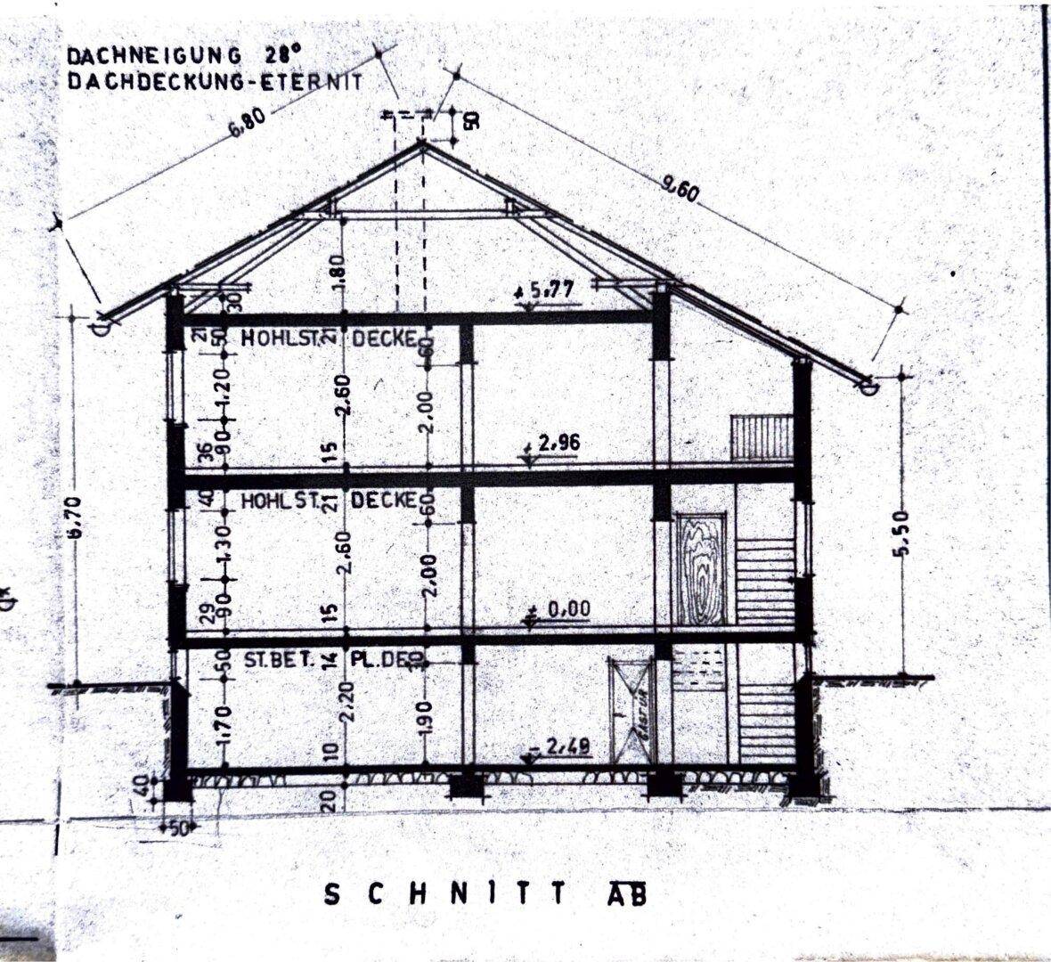 Schnittzeichnung des Gebäudes mit Dachneigung, Geschossebenen und Treppenhaus.