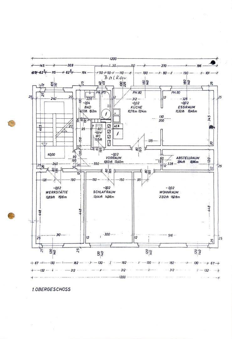 Grundriss des 1. Obergeschosses mit Wohnraum, Schlafzimmer, Küche und Balkon.