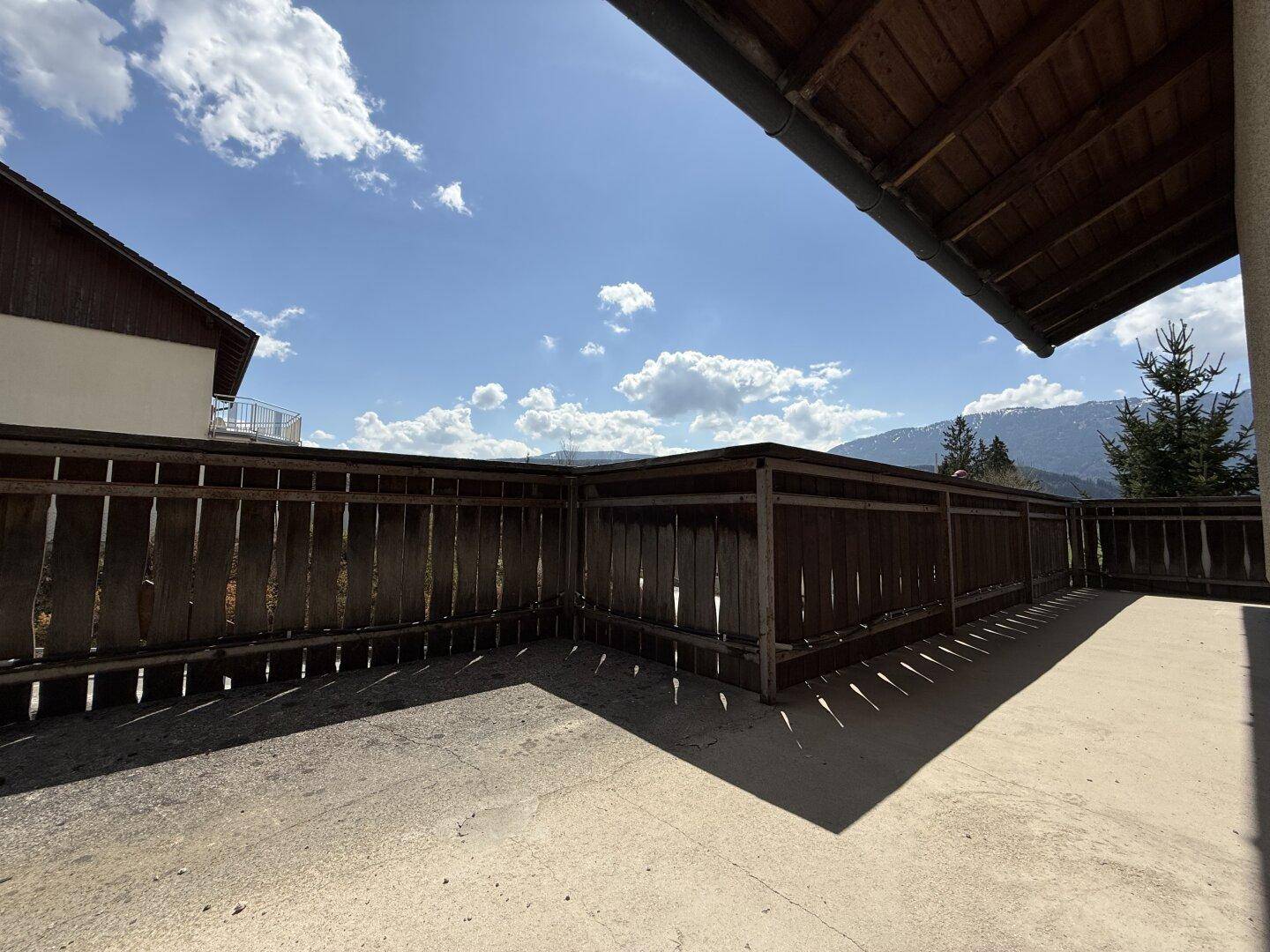 Wohnhaus mit Terrasse, Garagen, Keller und schönem Garten - Widok 6