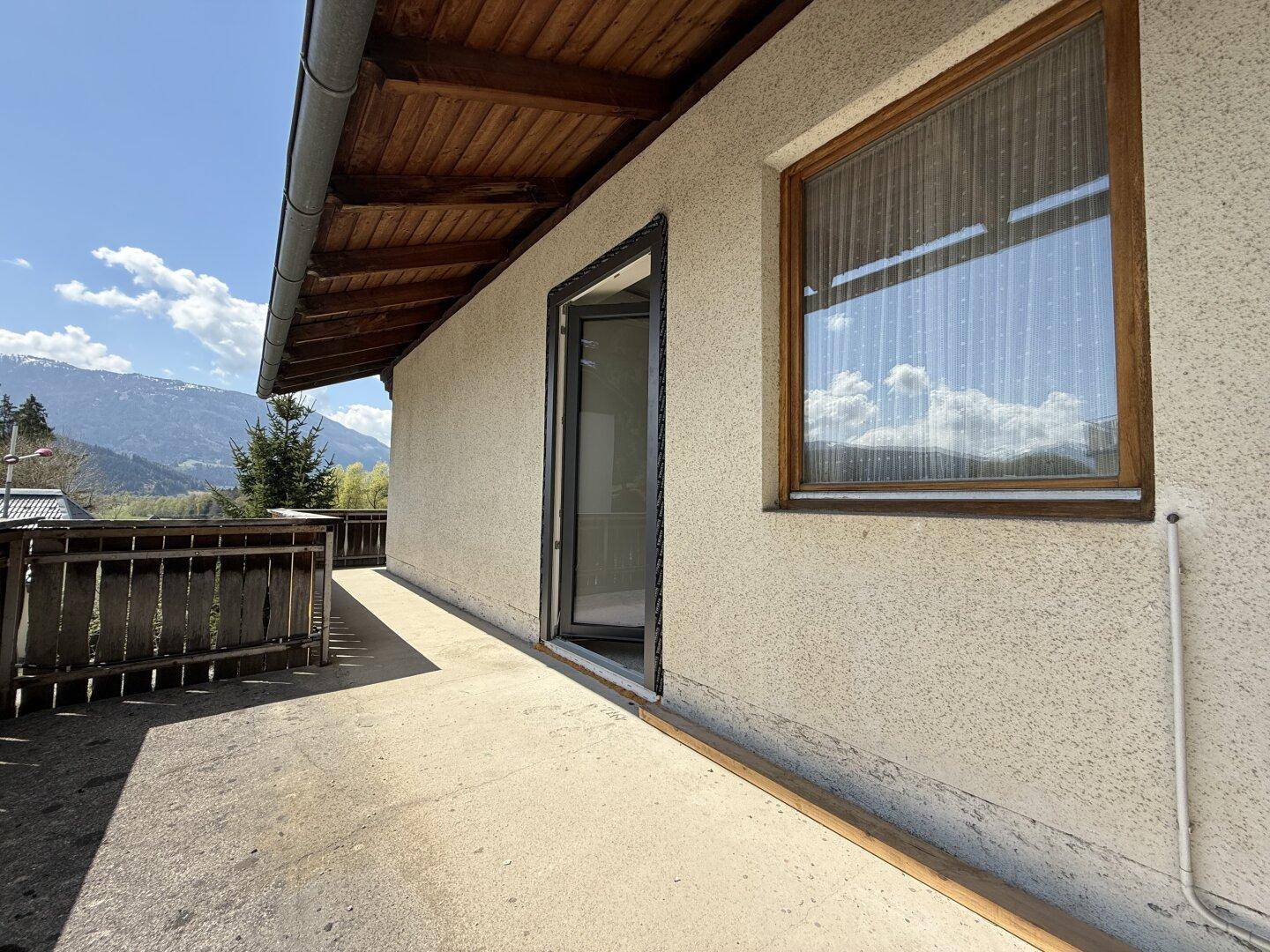 Wohnhaus mit Terrasse, Garagen, Keller und schönem Garten - Widok 5
