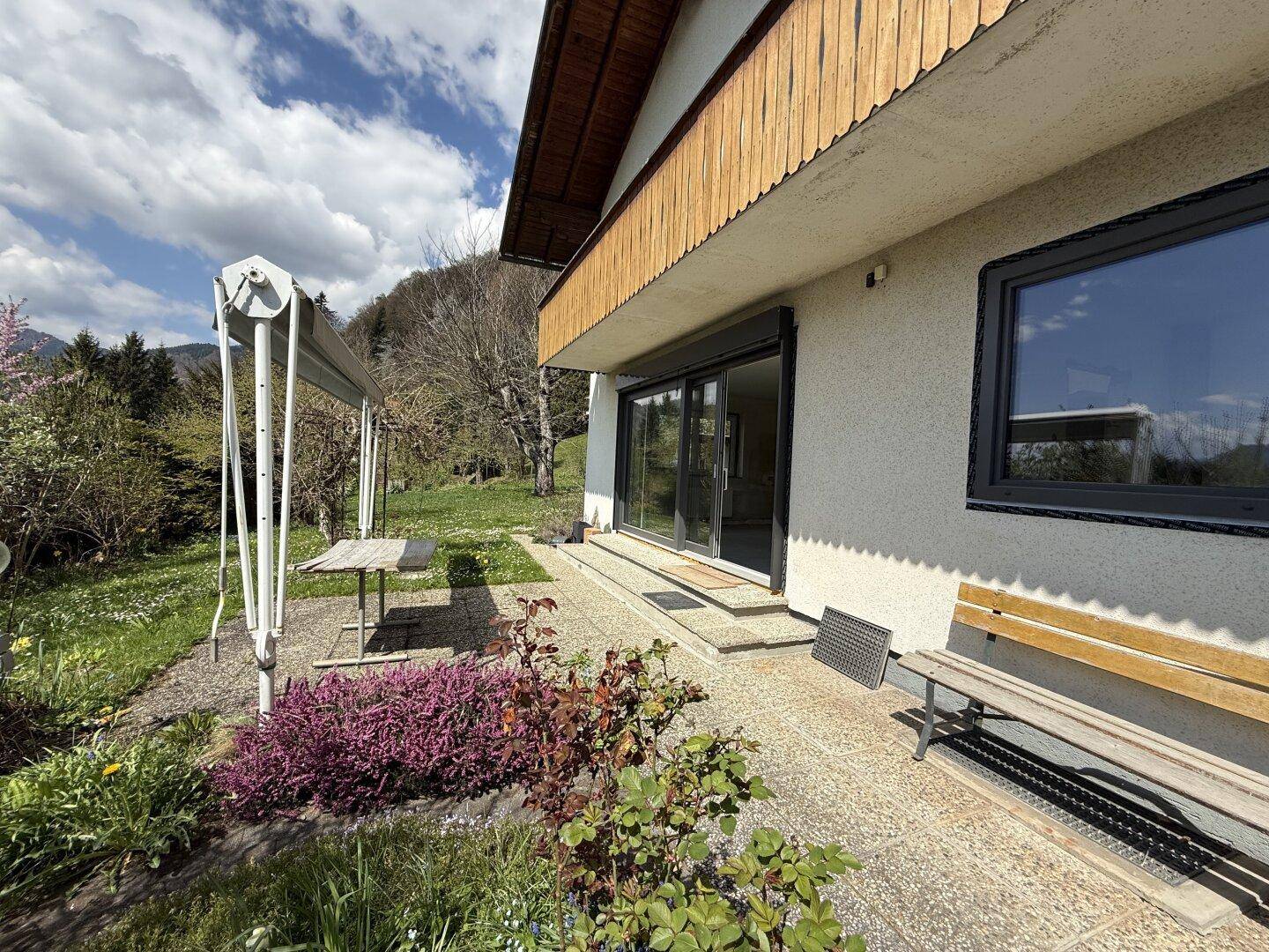 Wohnhaus mit Terrasse, Garagen, Keller und schönem Garten - Więcej