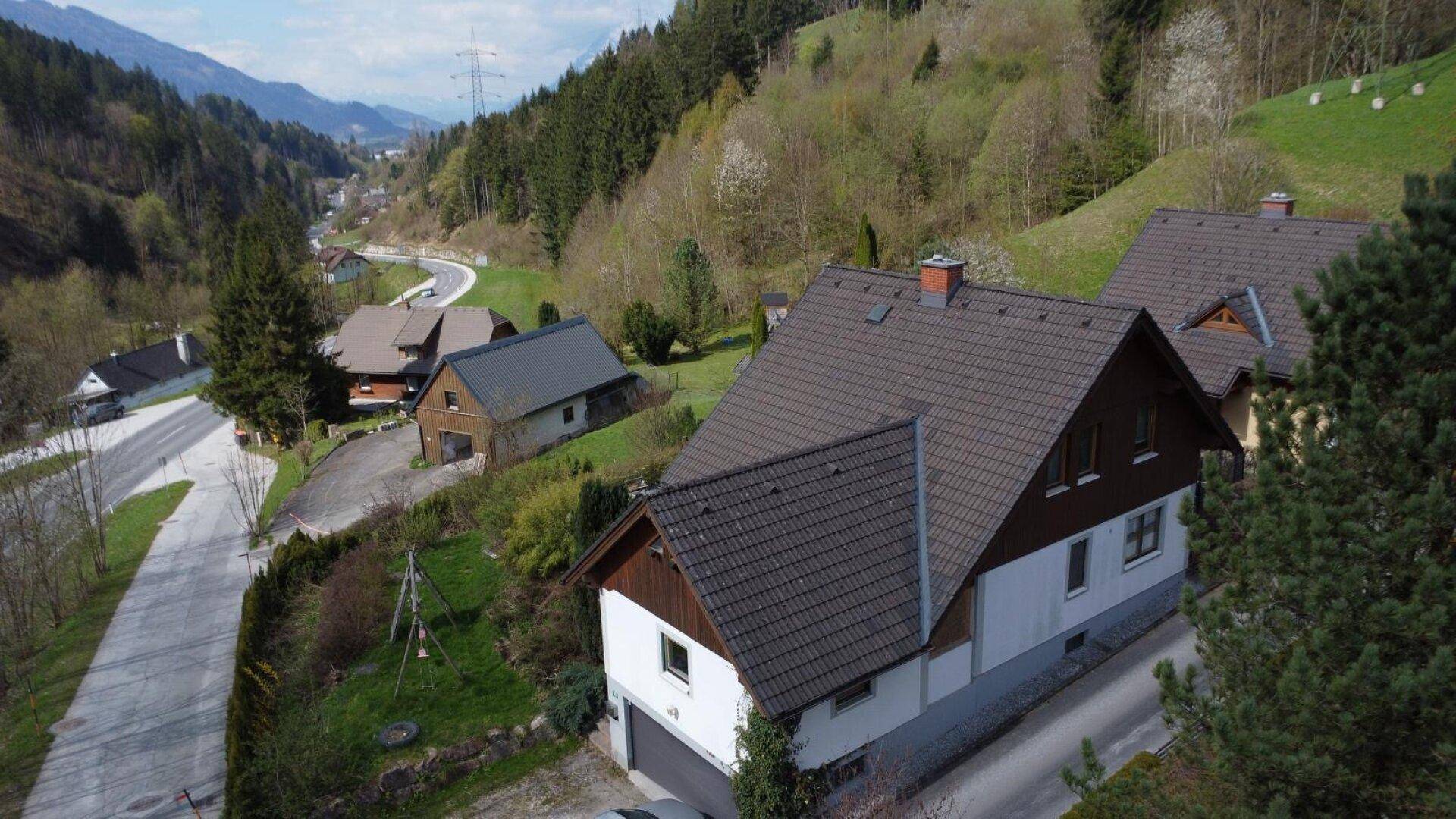 Renovierungsbedürftiges Einfamilienhaus in sonniger Lage mit südseitiger Terrasse und Garage und Keller - Ansicht 3