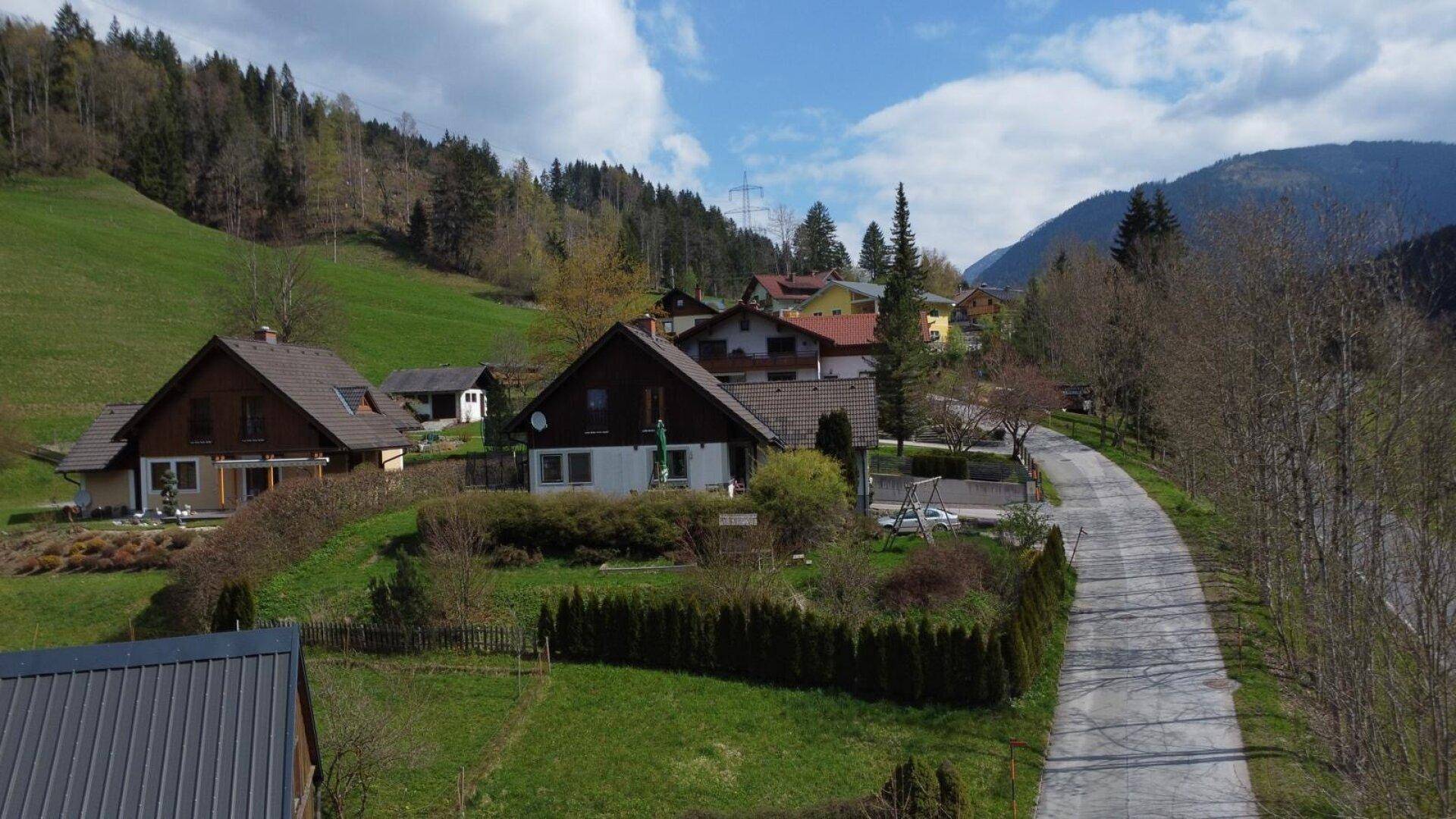 Renovierungsbedürftiges Einfamilienhaus in sonniger Lage mit südseitiger Terrasse und Garage und Keller - Ansicht 2