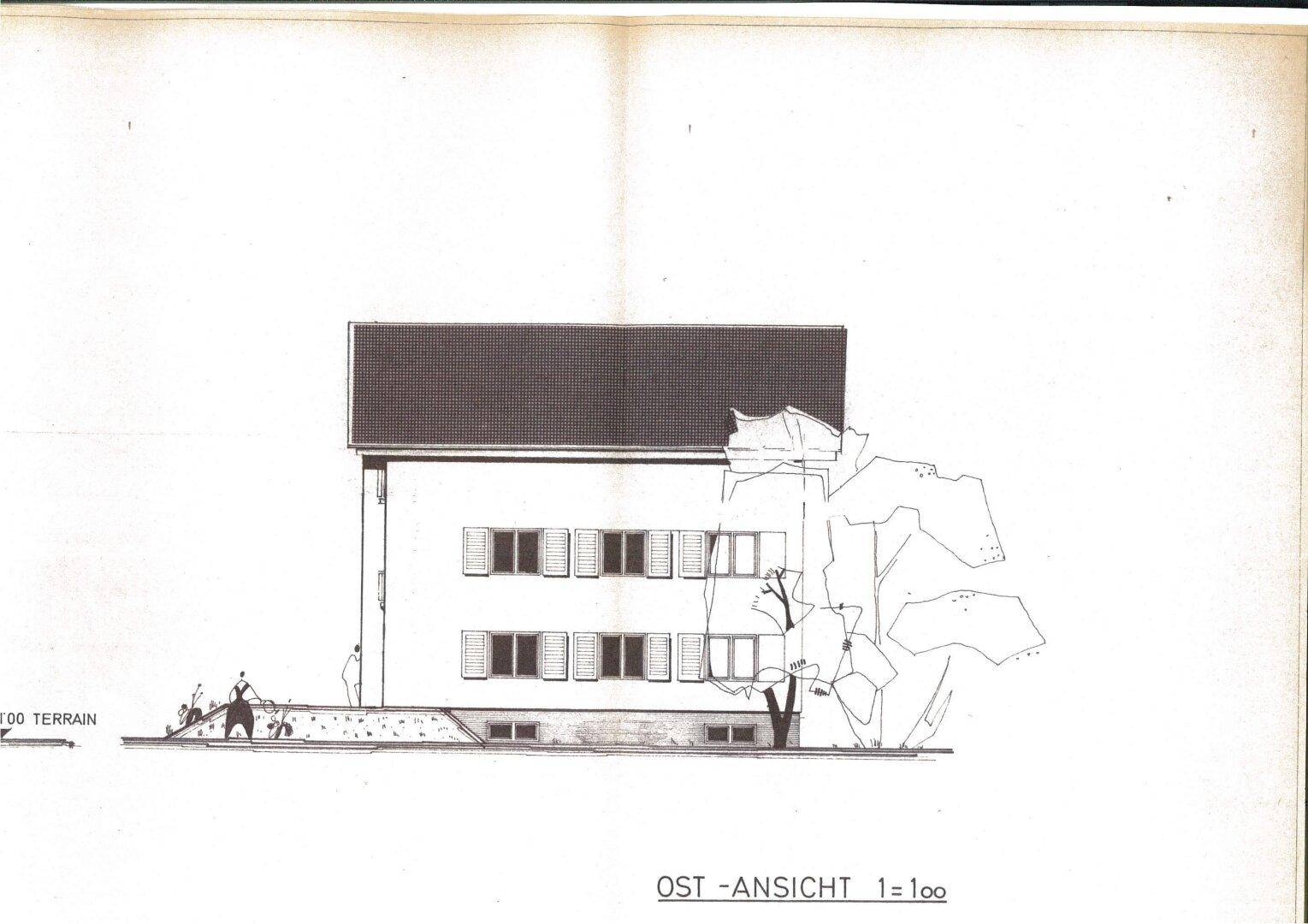 Architektonische Ost-Ansicht des Gebäudes mit Fenstern und einem Satteldach.