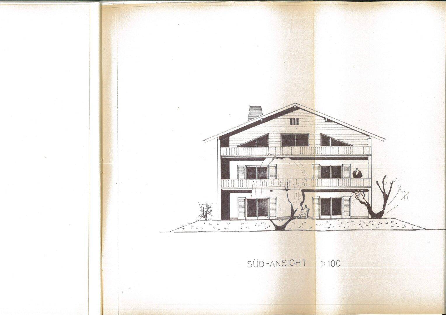 Architektonische Süd-Ansicht des Gebäudes mit Balkonen und einem Satteldach.