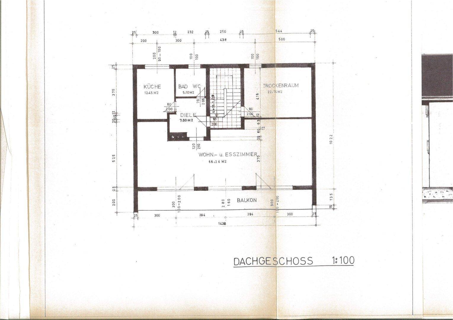 Grundriss des Dachgeschosses mit offenem Wohn- und Esszimmer, Küche und Balkon.