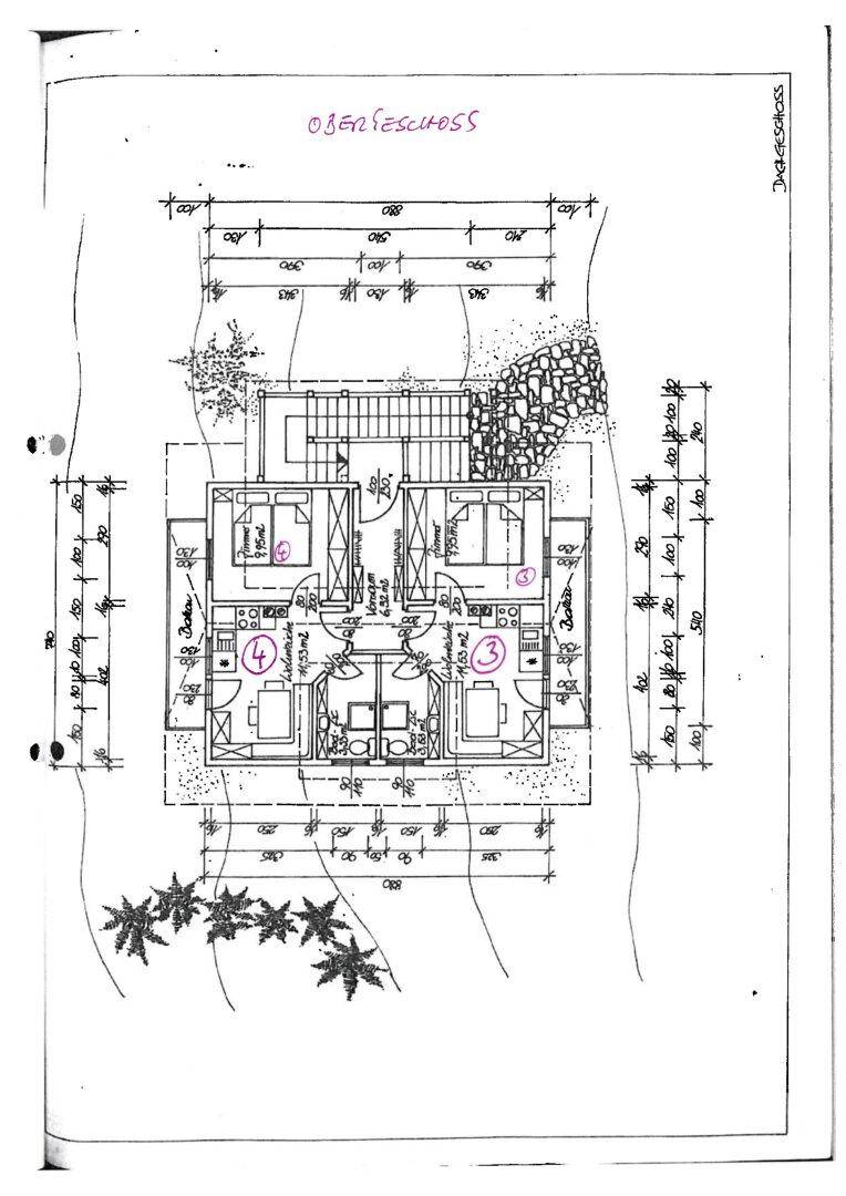 Handgezeichneter Grundriss des Obergeschosses mit mehreren Zimmern, Bädern und angedeuteten Gartenbereichen.
