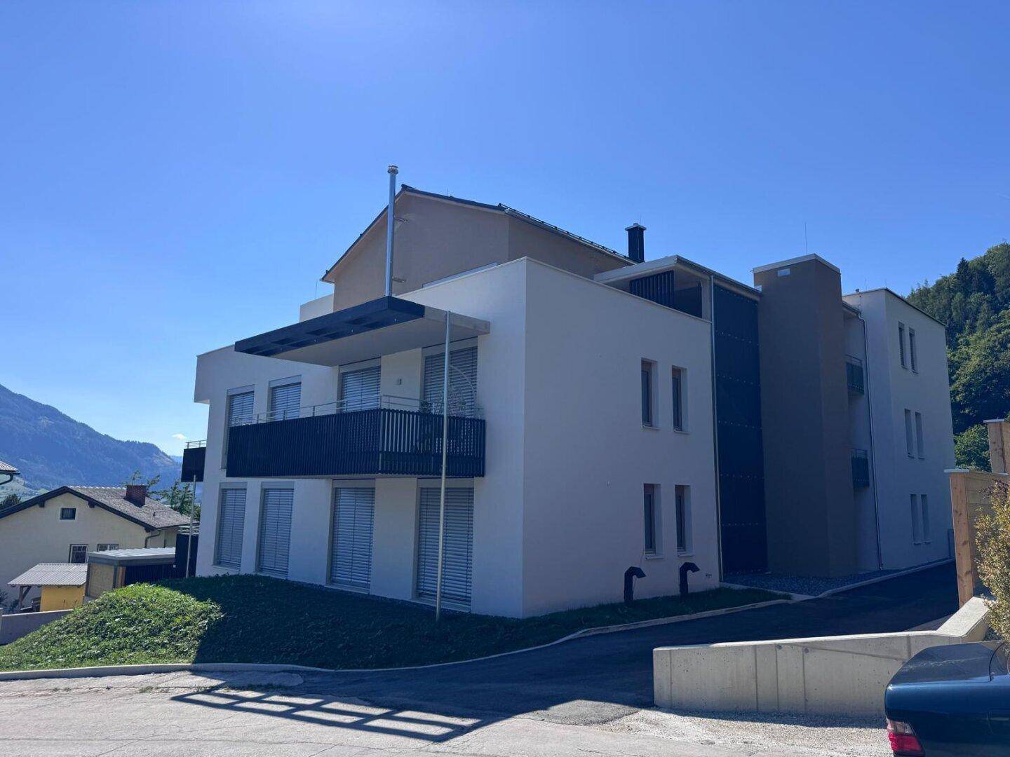 Modernes Mehrfamilienhaus mit Balkonen und einer klaren, zeitgenössischen Architektur.