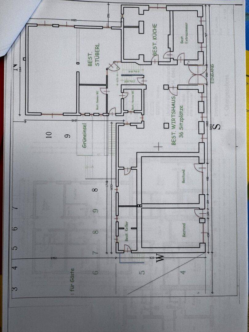Grundrissplan eines Erdgeschosses mit Küche, Gasträumen und mehreren Toiletten.