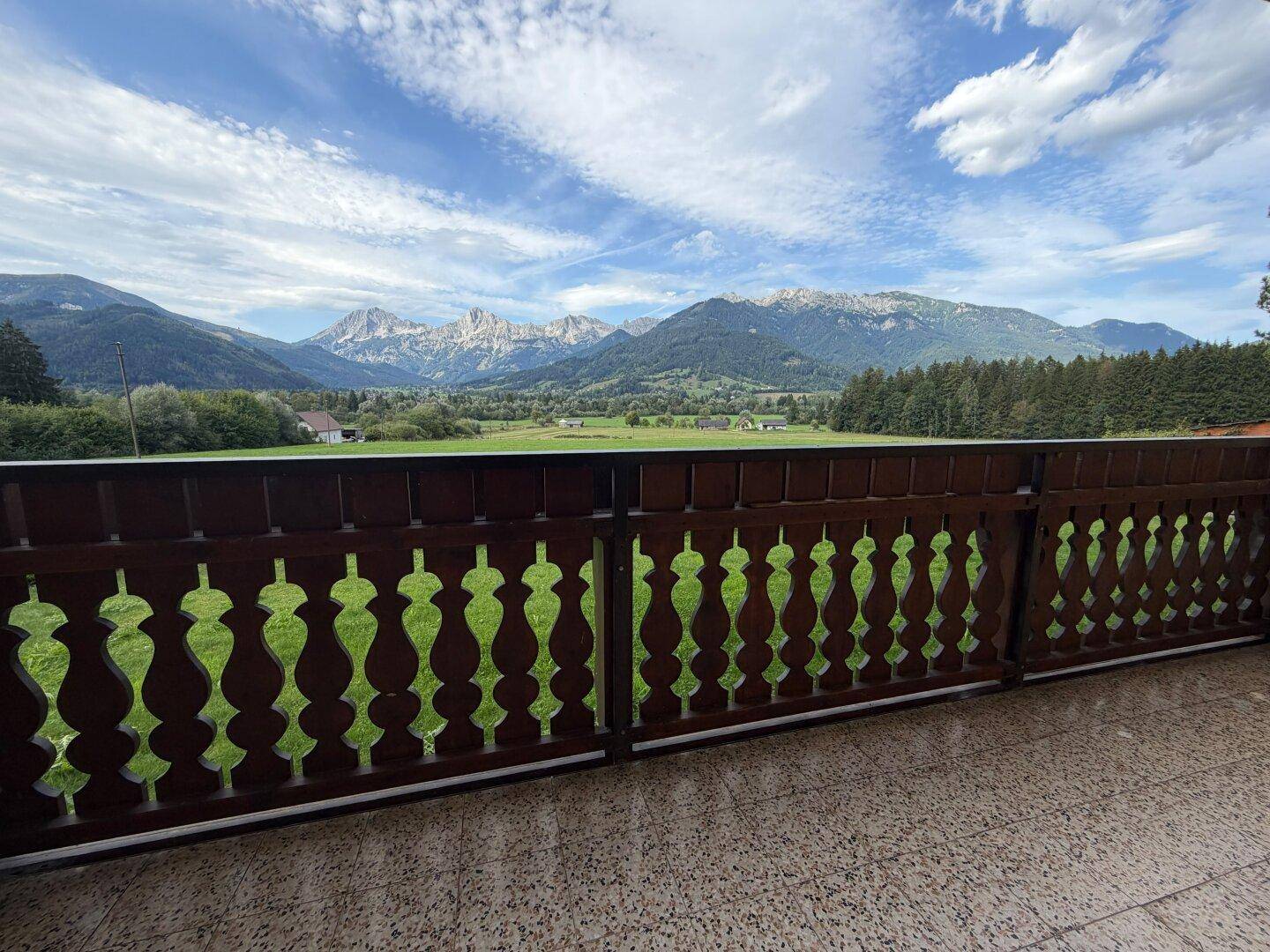 Atemberaubender Panoramablick vom Balkon auf die weite Berg- und grüne Landschaft.