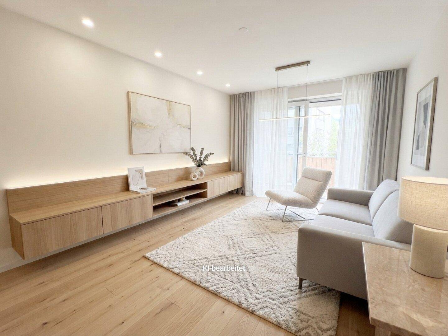 Modernes Wohnzimmer mit Holzboden, schwebendem Sideboard und großem Fenster für viel Tageslicht.
