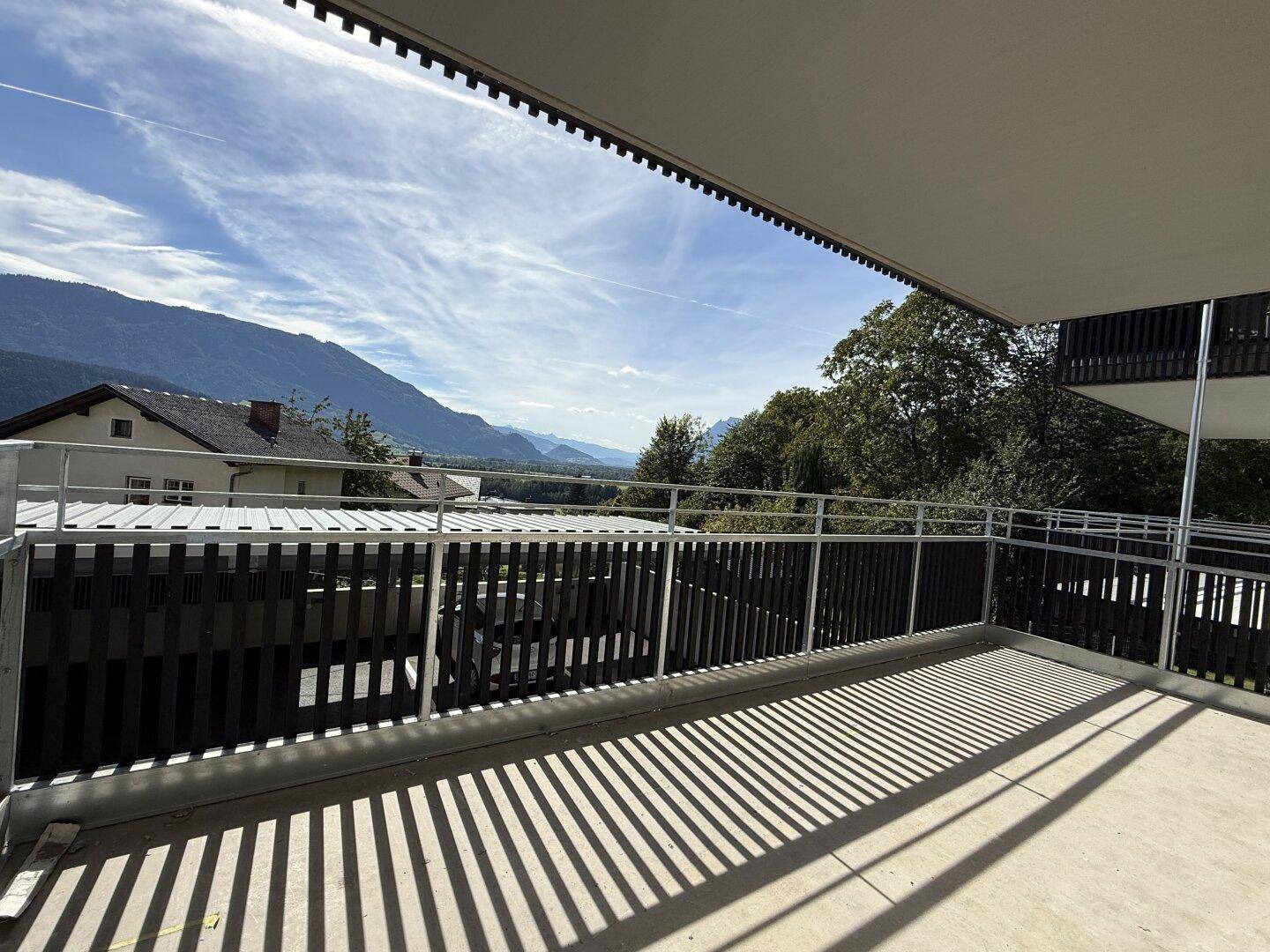Geräumiger Balkon mit weitem Bergblick und viel Sonnenlicht.