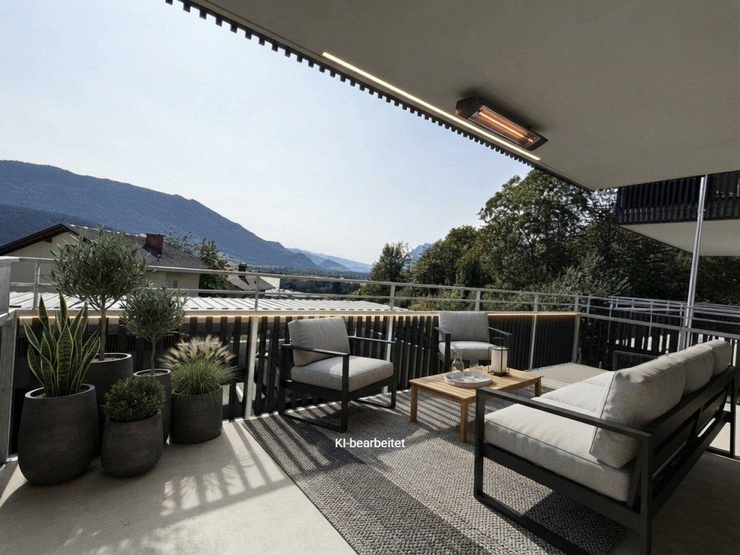 Möblierter Balkon mit Bergblick und Pflanzen, ideal zum Entspannen im Freien.