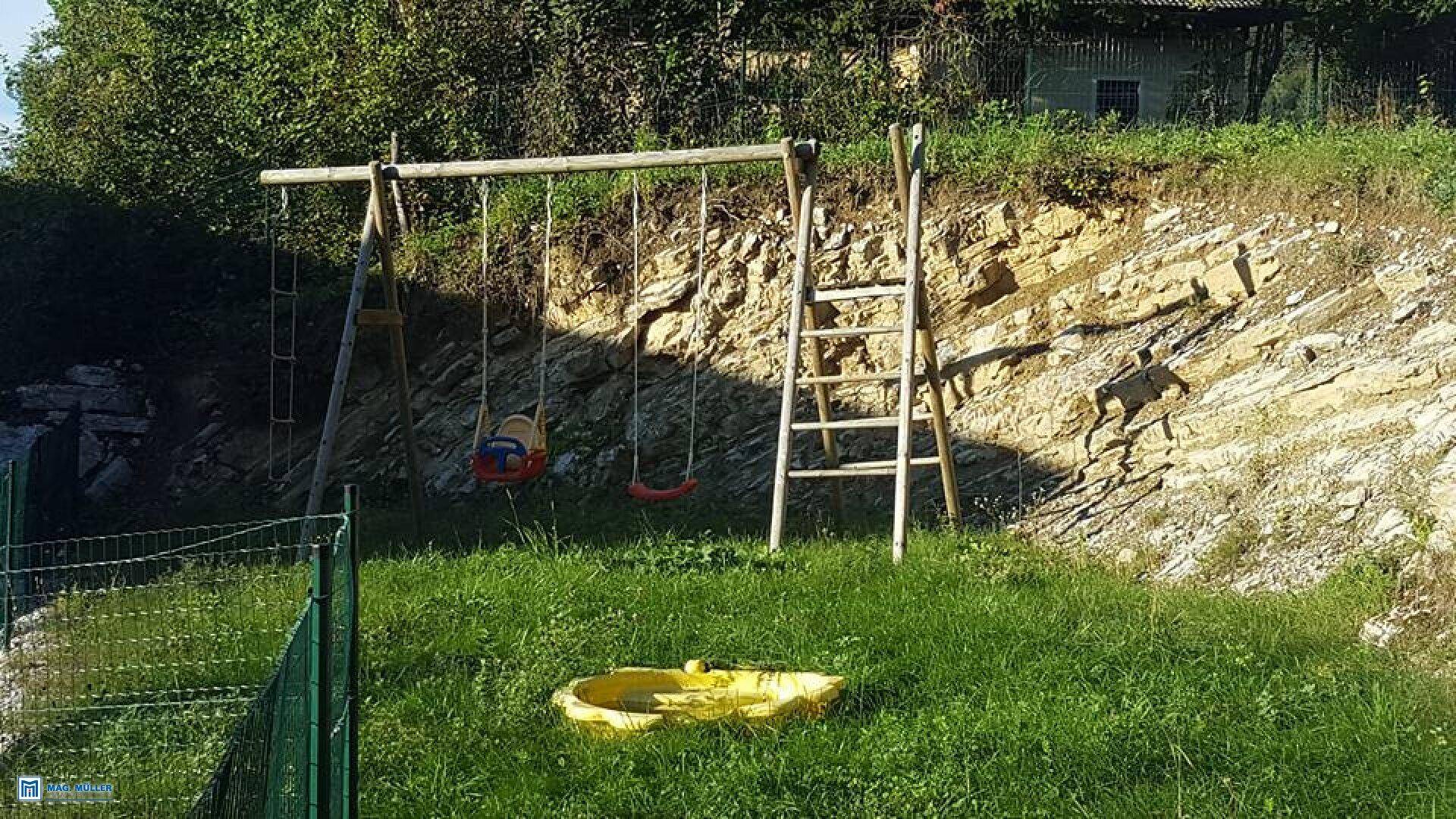 Spielplatz oberhalb vom Haus