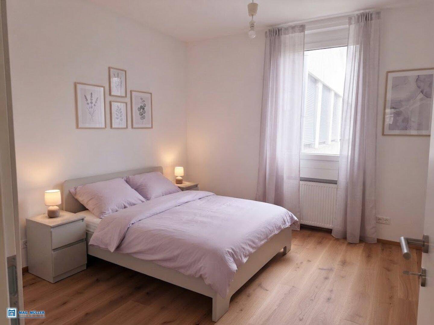 Gemütliches Schlafzimmer mit Holzboden, großem Fenster und lila Bettwäsche.