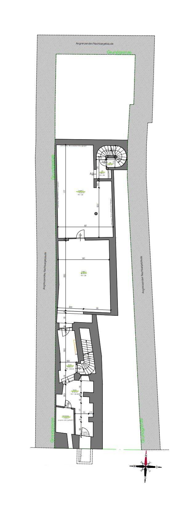 Detaillierter Grundrissplan eines länglichen Gebäudes mit mehreren Ebenen und Treppenhäusern.