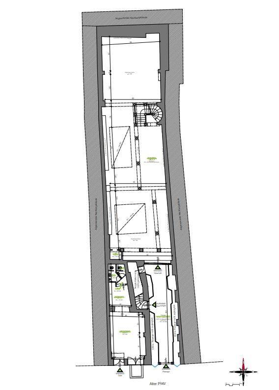 Übersichtlicher Grundrissplan eines schmalen Gebäudes mit verschiedenen Räumen und Treppen.