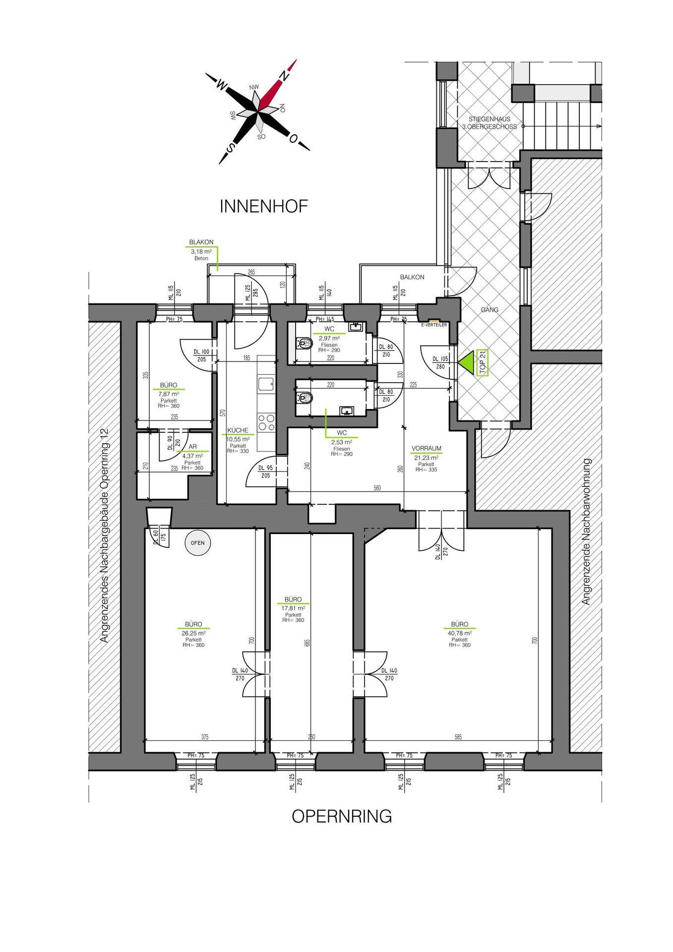 Detaillierter Grundriss einer Etage mit mehreren Büroräumen, zwei Bädern und Balkonen, inklusive Himmelsrichtung.
