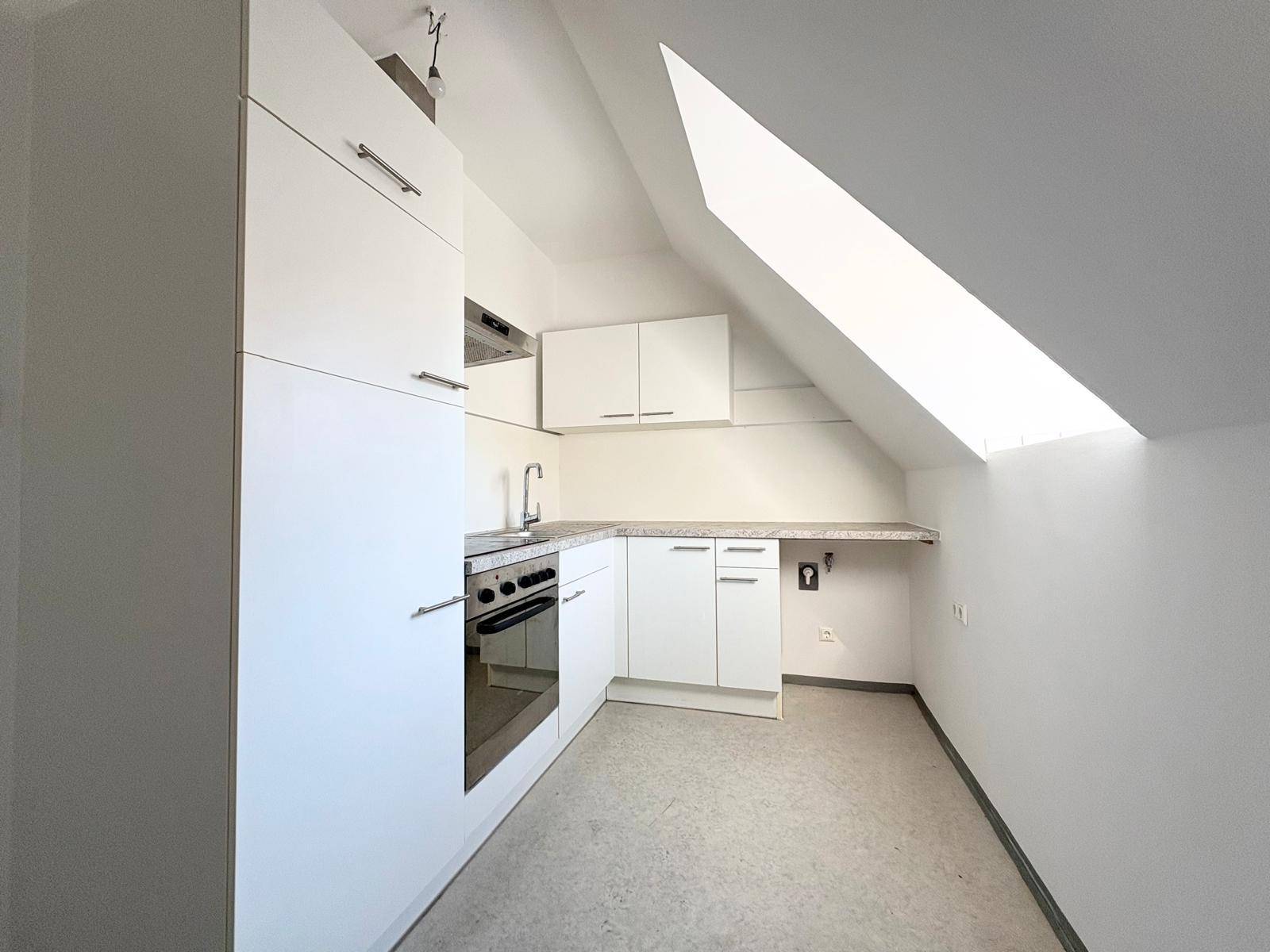 Schöne Dachgeschoßwohnung in zenraler Lage - Provisionsfrei! - Ansicht 3