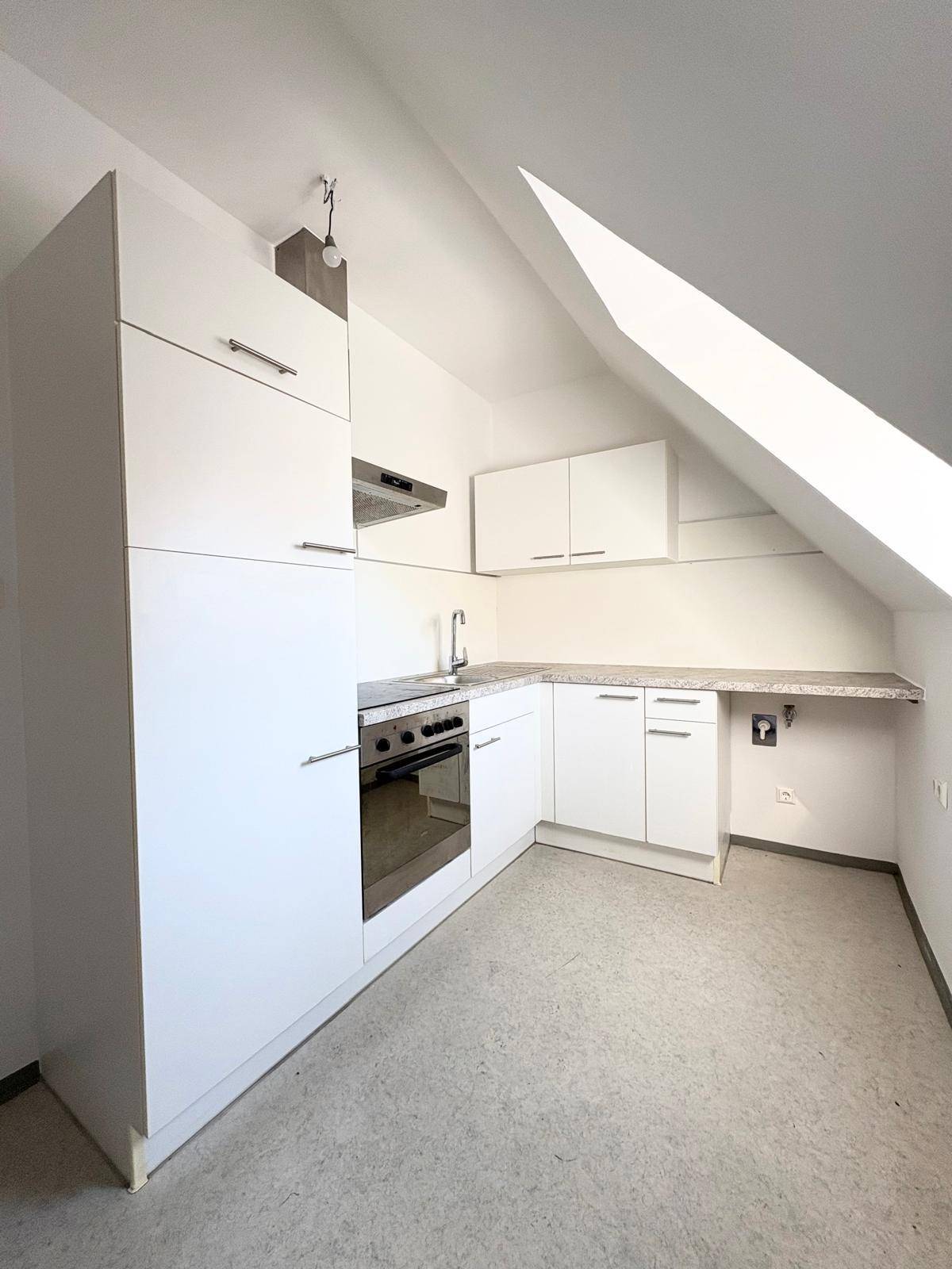 Schöne Dachgeschoßwohnung in zenraler Lage - Provisionsfrei! - Ansicht 5
