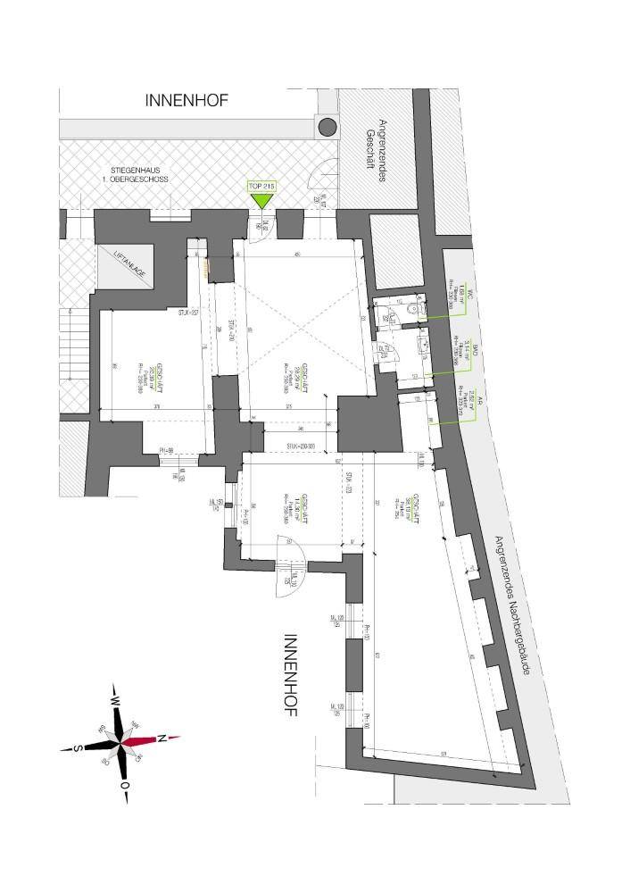 Grundriss des ersten Obergeschosses mit mehreren Geschäftseinheiten, einem Innenhof und Zugang zu einem Treppenhaus mit Lift.