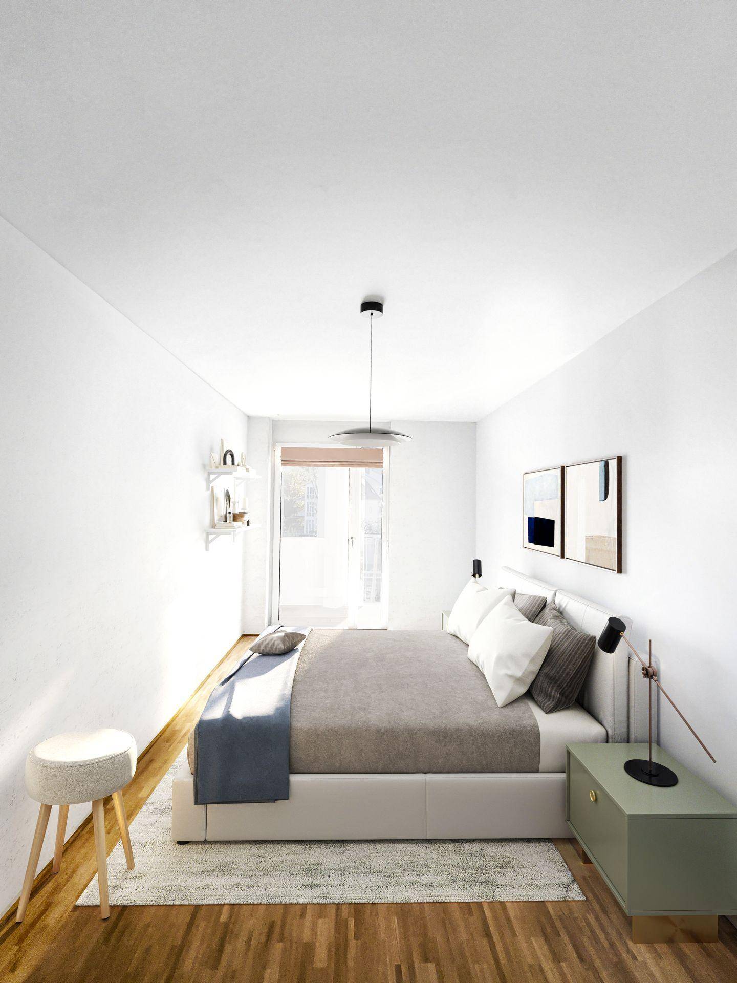Schlafzimmer mit Doppelbett, Nachttisch und Zugang zu einem französischen Balkon.