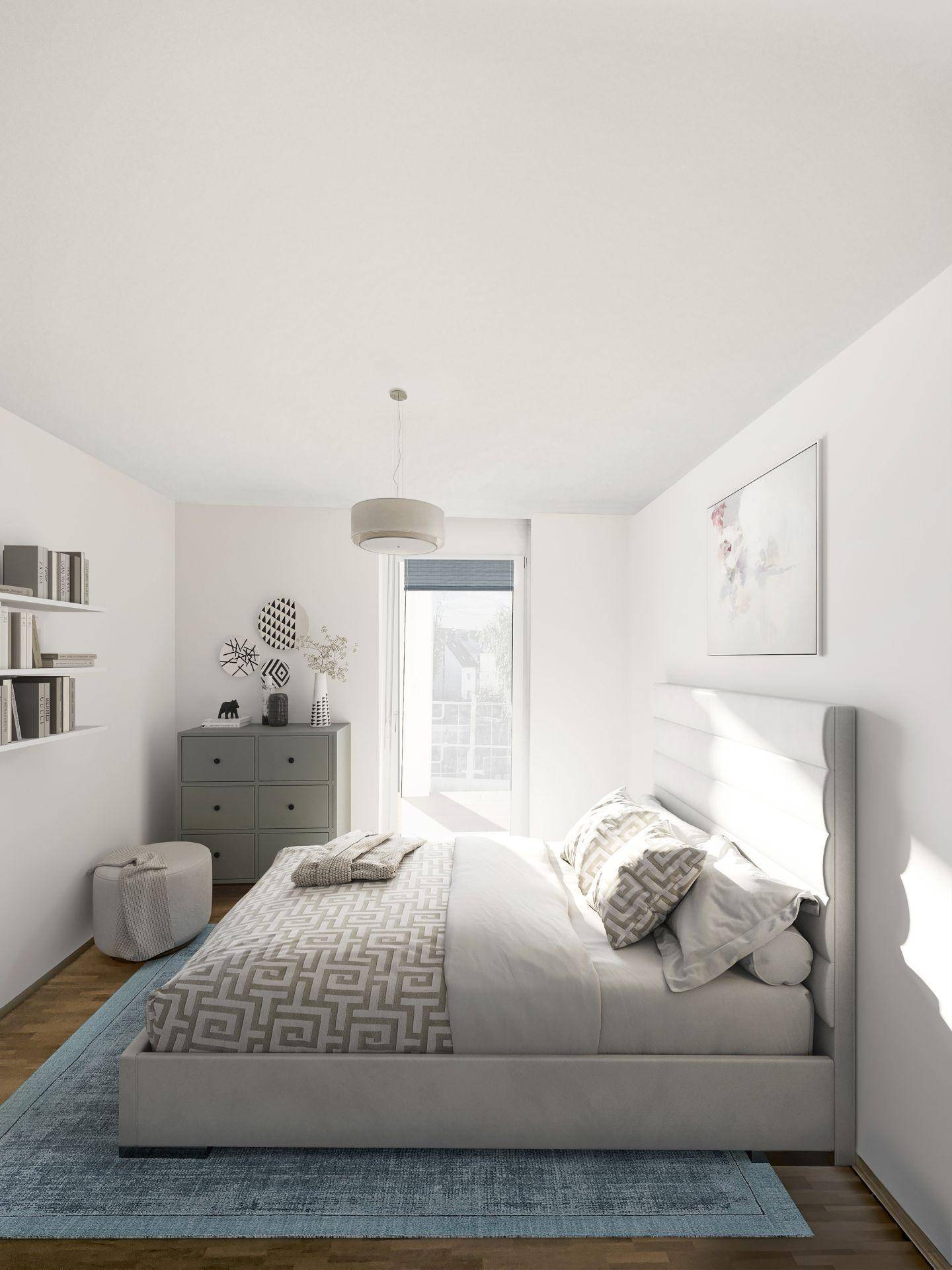 Helles Schlafzimmer mit Doppelbett, Kommode und Fenster mit Blick nach draußen.
