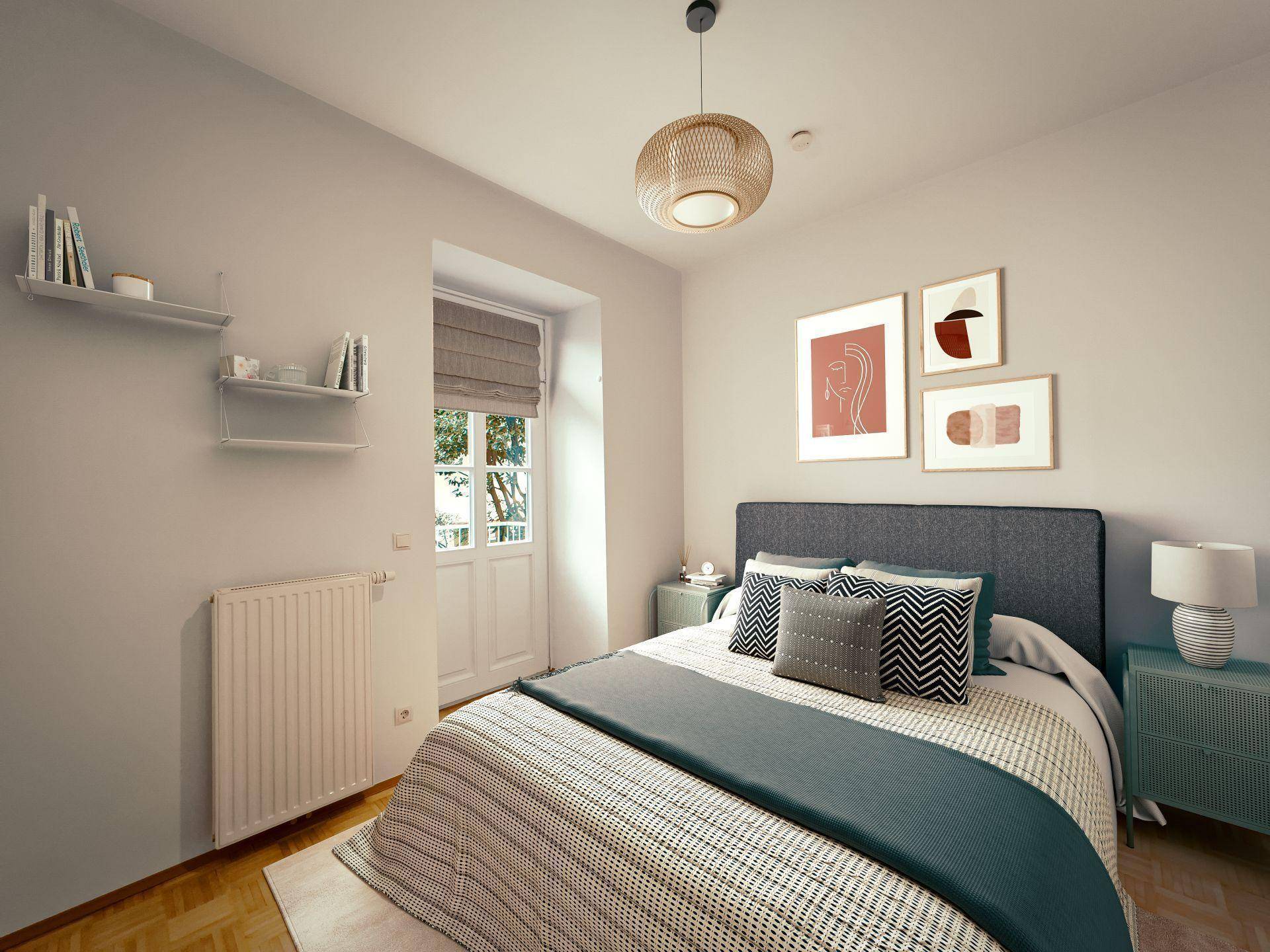 Gemütliches Schlafzimmer mit Doppelbett, Parkettboden und Zugang zum Balkon.