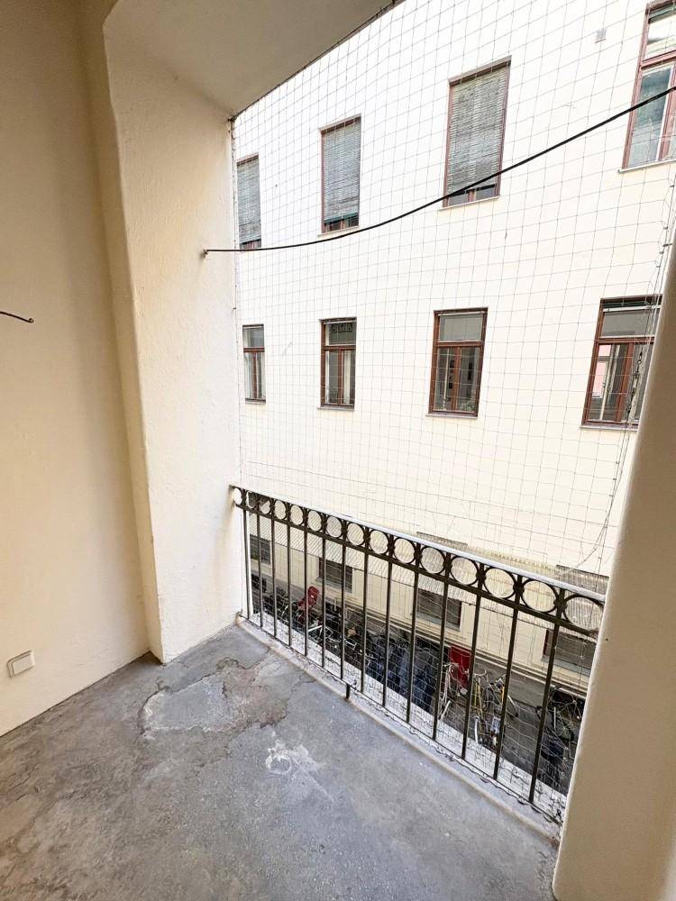 Kleiner Balkon mit Metallgeländer und Blick auf die umliegenden Gebäude.