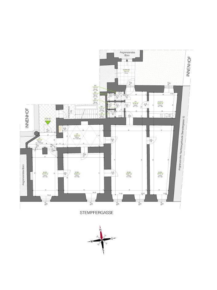 Detaillierter Grundriss einer Etage mit mehreren Räumen und Zugang zum Innenhof.