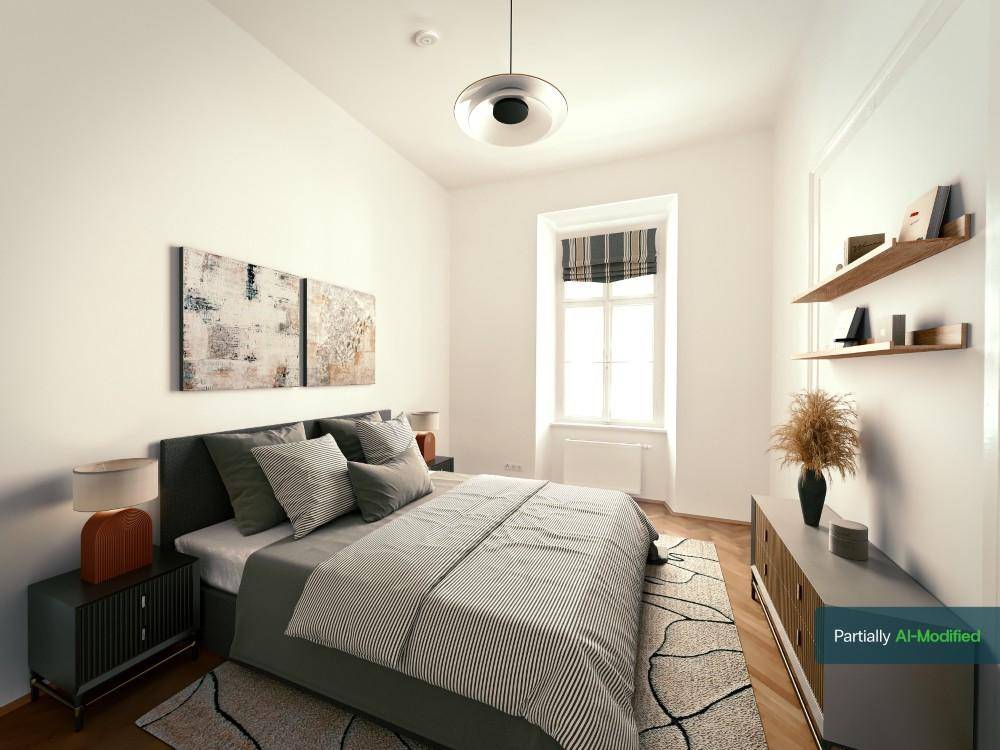 Helles Schlafzimmer mit Doppelbett, Nachttischen, Holzboden und einem großen Fenster.
