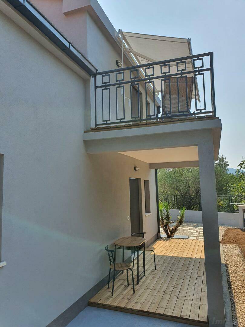 Balkon mit kleiner Sitzgruppe und Markise, ideal für entspannte Stunden im Freien.