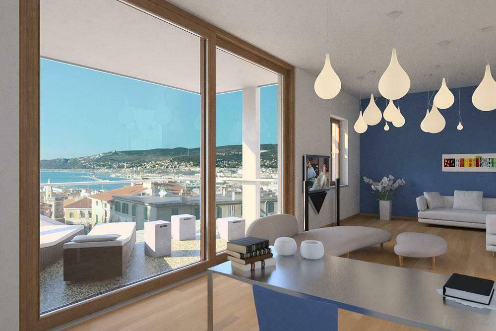 Helles Wohnzimmer mit blauer Akzentwand, modernen Leuchten und weitem Blick auf die Stadt und das Meer.