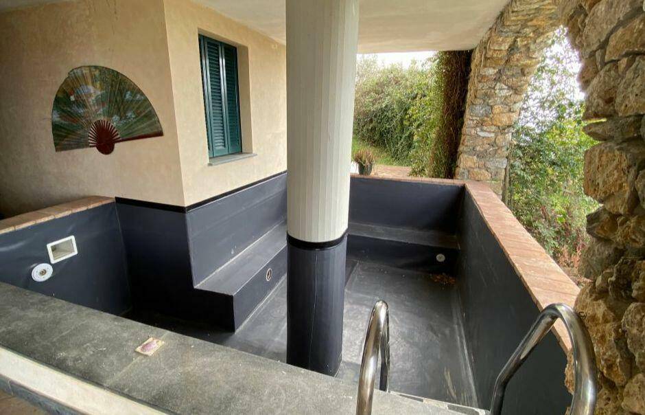 Überdachter Außenbereich mit leerem Becken, möglicherweise für einen Whirlpool oder kleinen Pool.