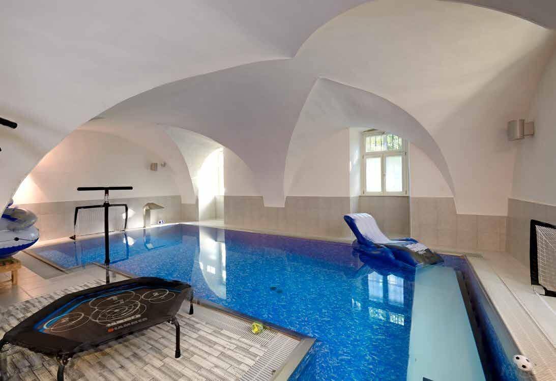 Innenpool mit Gewölbedecke und Tageslicht, ideal für Entspannung und Sport.