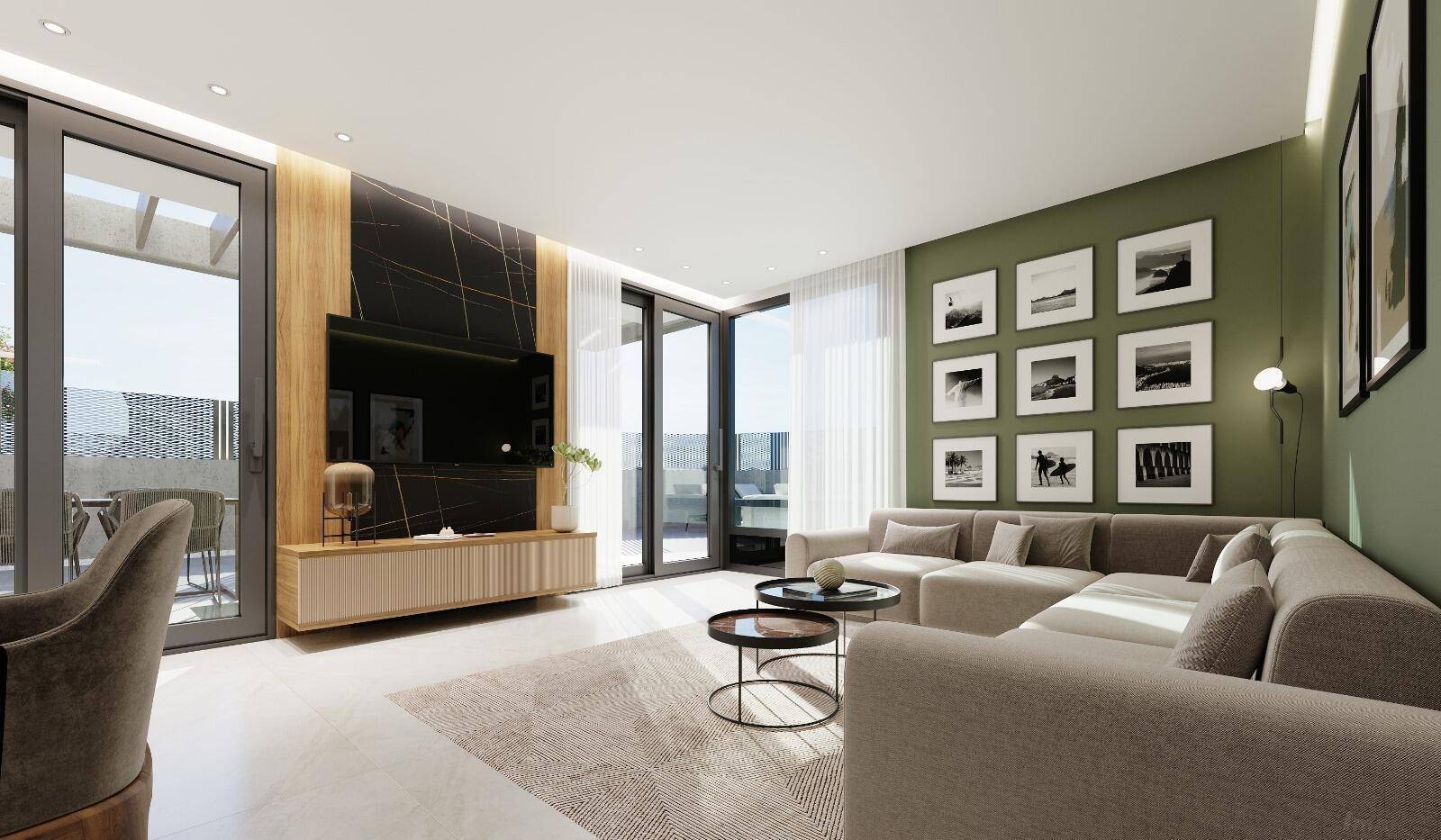 Geräumiges Wohnzimmer mit grüner Wand, großem Sofa und Zugang zu einer Außenterrasse.