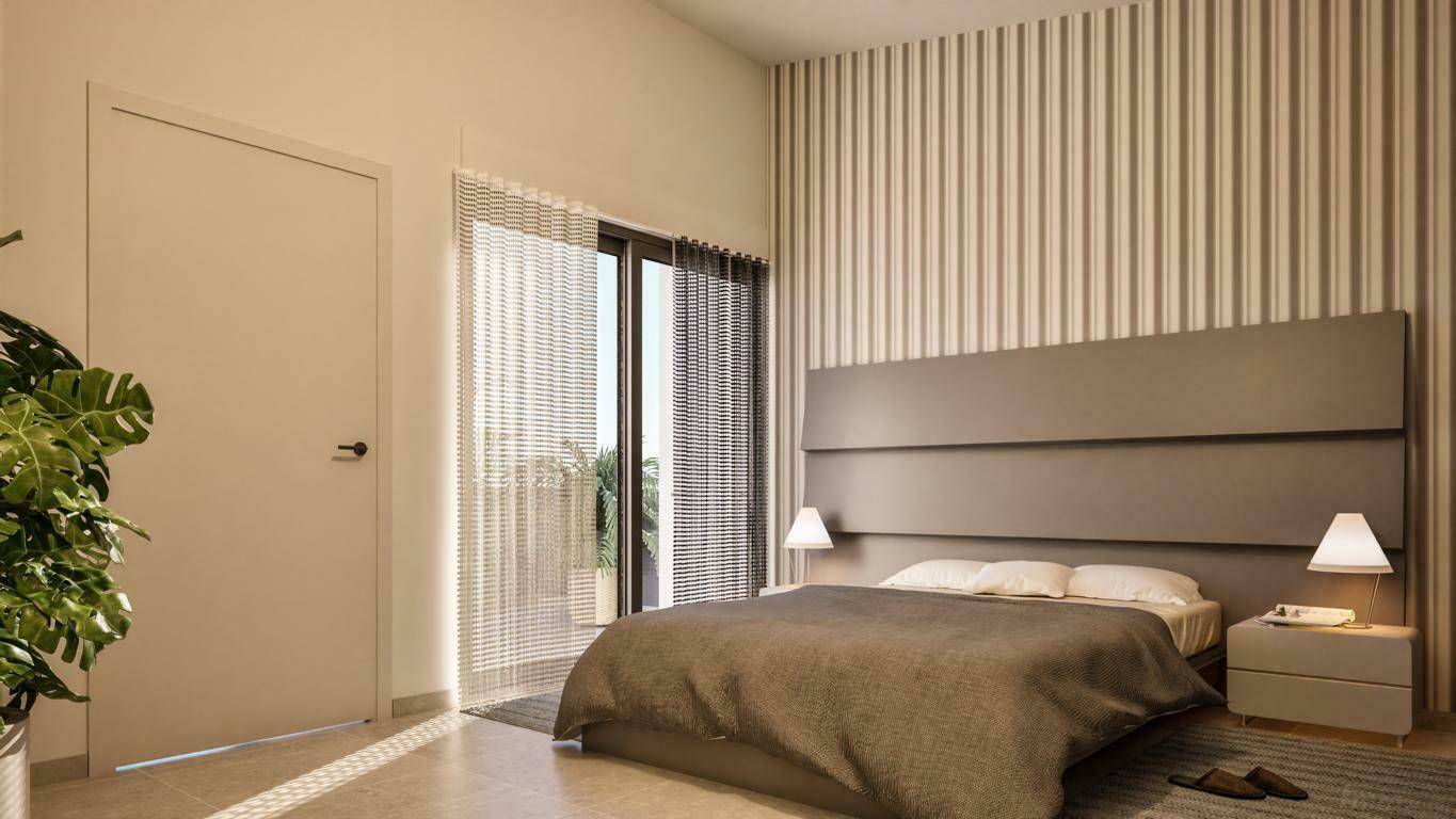 Modernes Schlafzimmer mit gestreifter Tapete, großem Bett und Zugang zum Außenbereich.