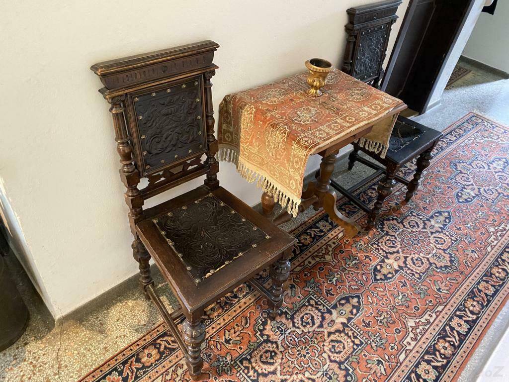 Antike Holzmöbel und ein gemusterter Teppich schmücken diesen traditionellen Flurbereich.
