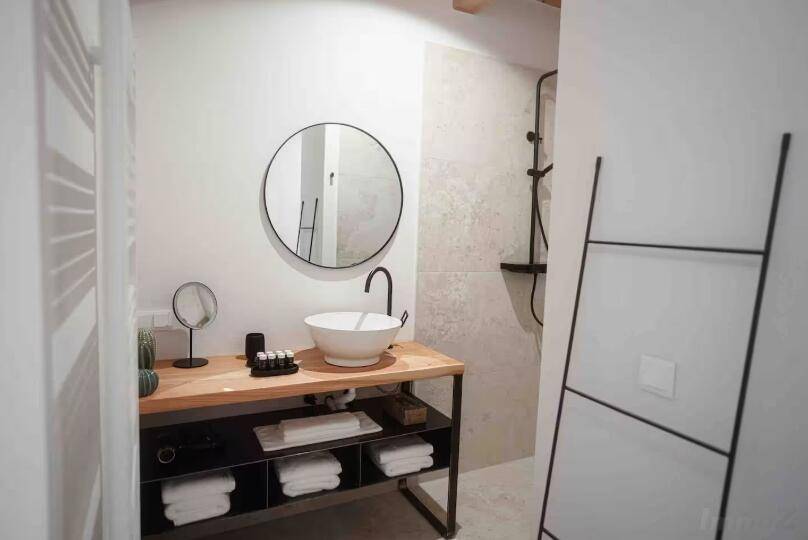 Modernes Badezimmer mit Aufsatzwaschbecken, Holzunterschrank und begehbarer Dusche.