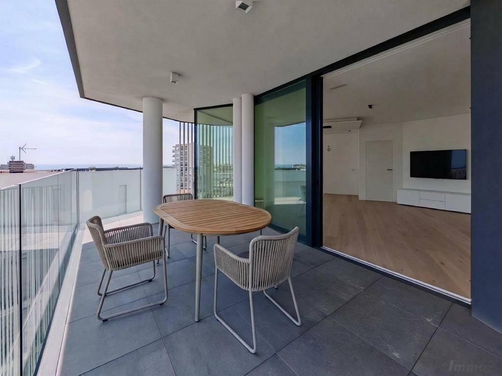 Möblierter Balkon mit Meerblick und Stadtpanorama, direkt vom Wohnbereich zugänglich.
