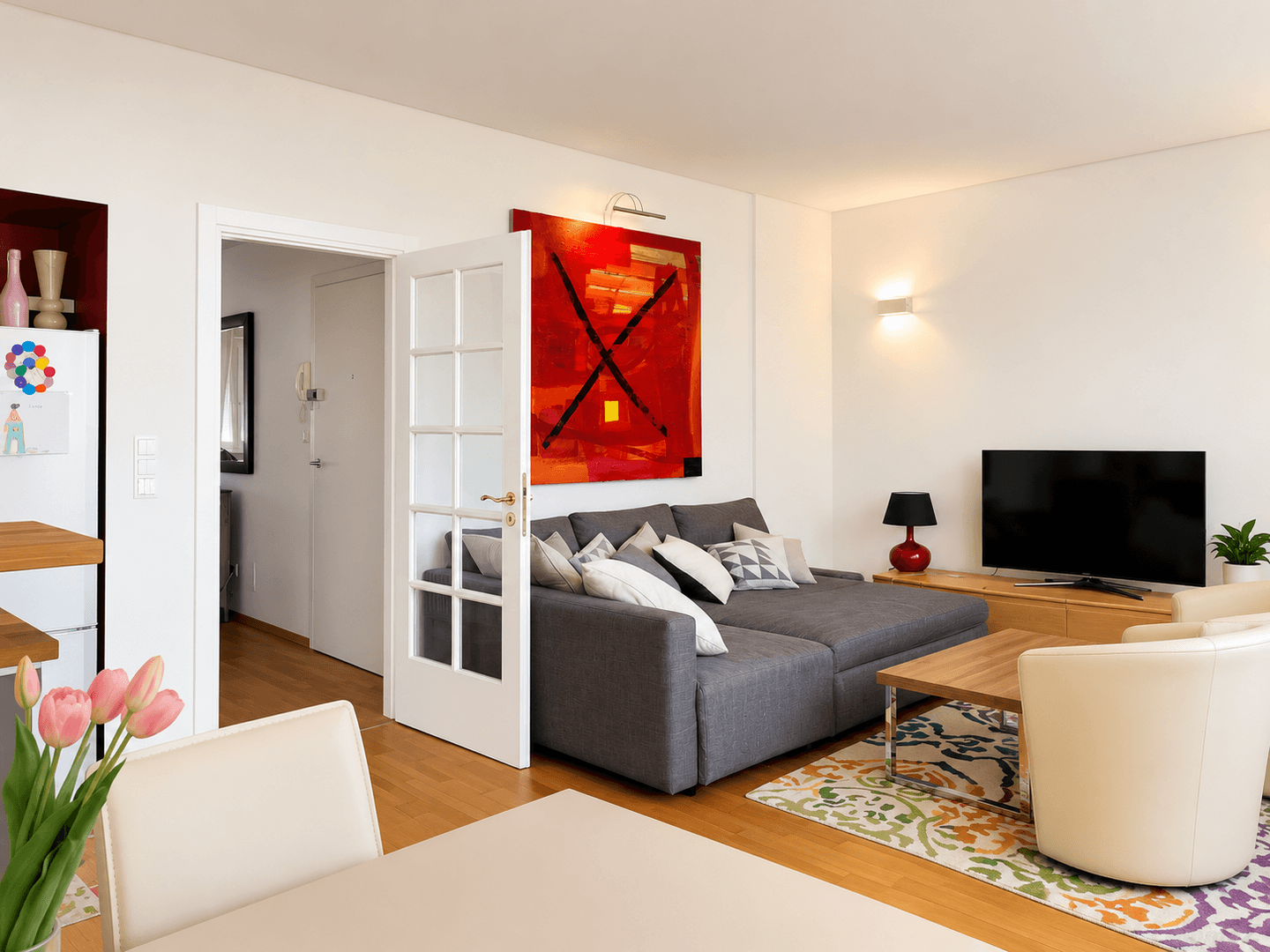 Gemütlicher Wohnbereich mit Sofa, Couchtisch und Zugang zu einem weiteren Raum.