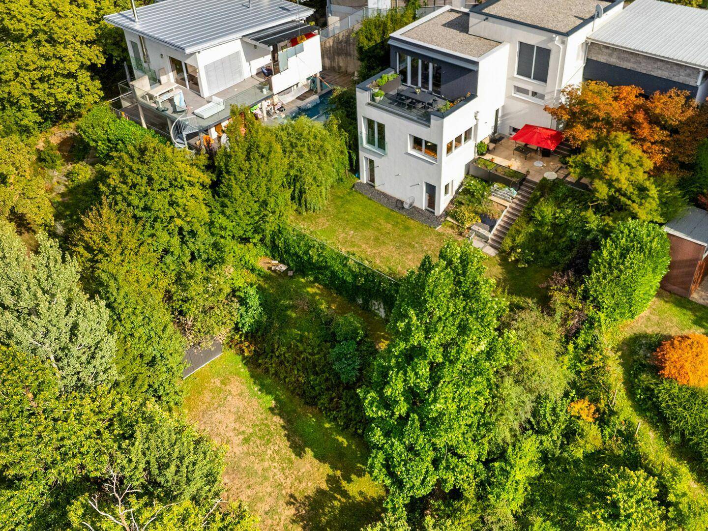 Weitläufige Luftaufnahme des Anwesens mit großem Garten und üppiger grüner Umgebung.