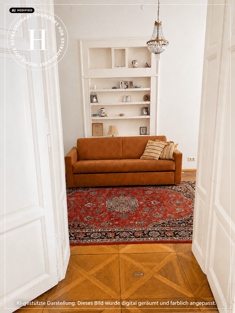 Gemütliches Wohnzimmer mit Sofa, orientalischem Teppich und eingebautem Bücherregal.