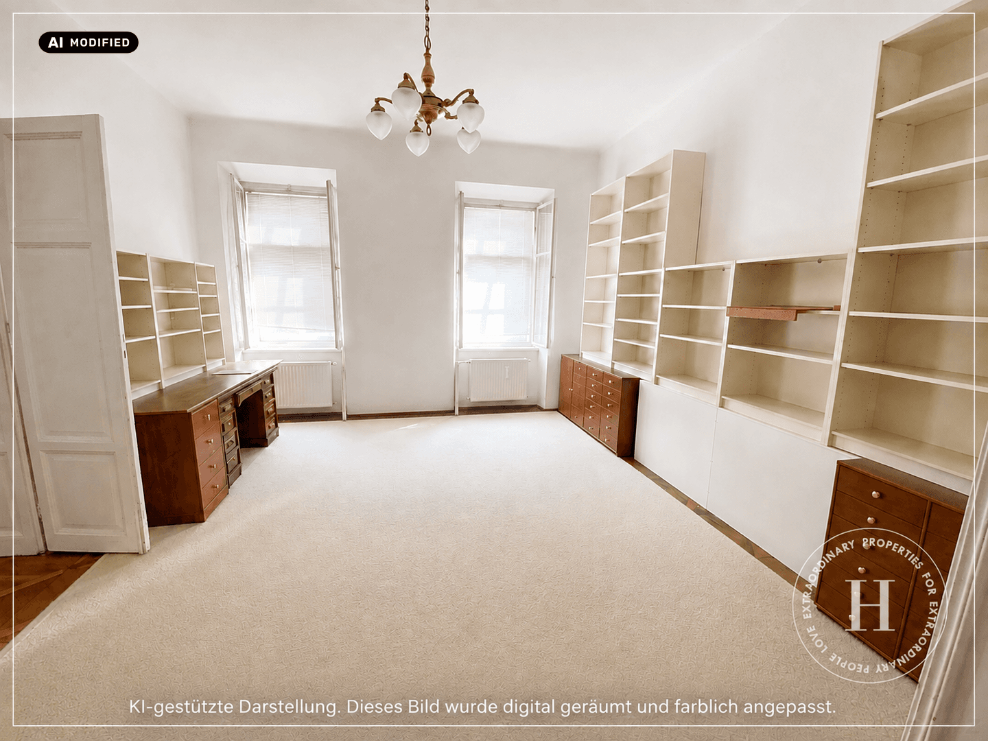 Helles Arbeitszimmer mit Teppichboden, zwei Fenstern und umfangreichen Bücherregalen.
