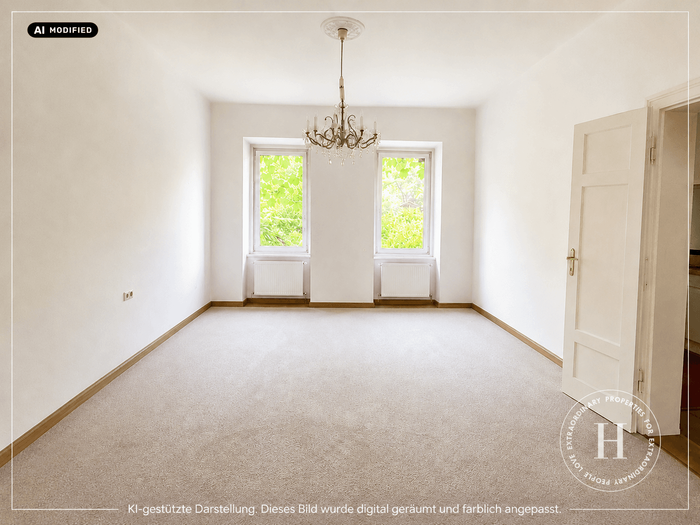 Leeres, helles Zimmer mit Teppichboden, zwei Fenstern und Stuckdecke.
