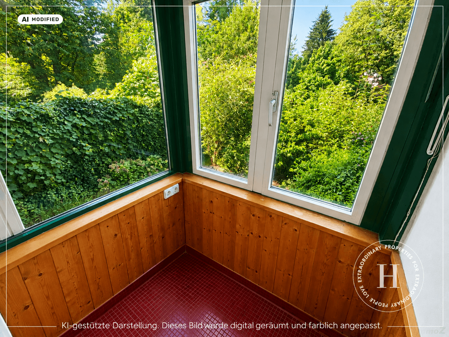 Helle, verglaste Loggia mit Holzverkleidung und weitem Blick ins Grüne.