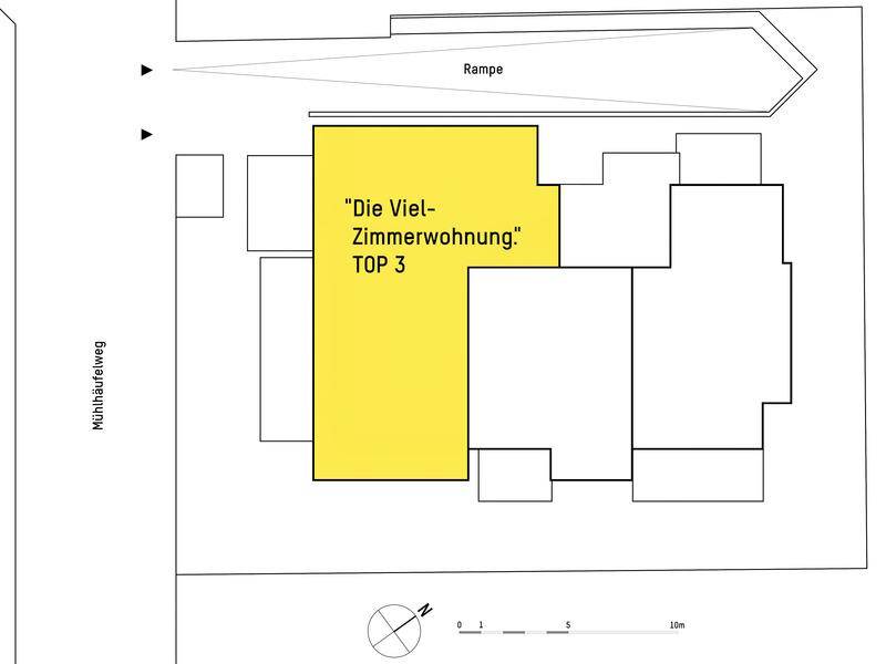 Übersichtsplan des Gebäudes mit hervorgehobener Lage der 'Viel-Zimmerwohnung' und Garagenzufahrt.