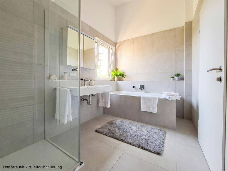 Modernes Badezimmer mit begehbarer Dusche, Badewanne und Fenster.