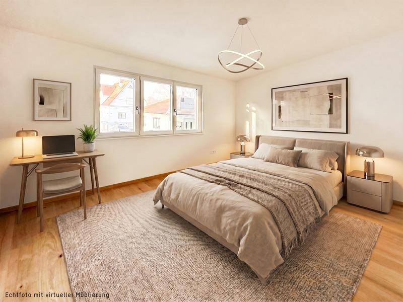 Modernes Schlafzimmer mit Holzboden, großem Fenster und stilvoller Beleuchtung.