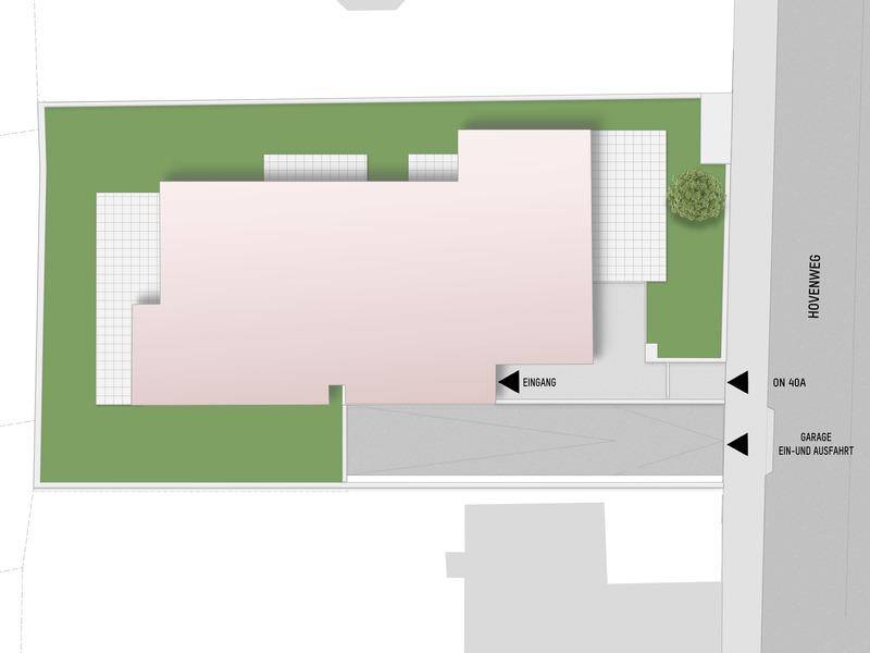 Lageplan des Gebäudes mit Zufahrt zur Garage, Eingangsbereich und Grünflächen.